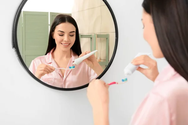 Ung Kvinna Borsta Tänderna Badrummet — Stockfoto