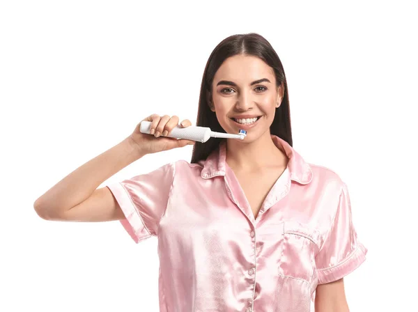 白い背景で歯を磨く美しい女性 — ストック写真