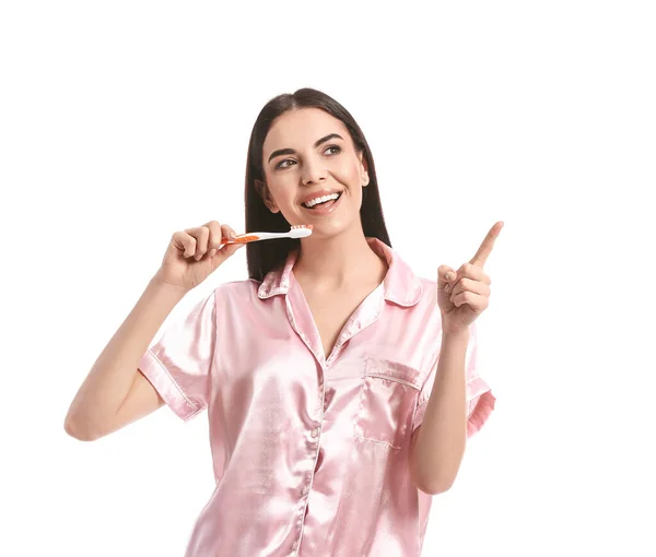 Junge Frau Putzt Zähne Und Zeigt Auf Etwas Auf Weißem — Stockfoto