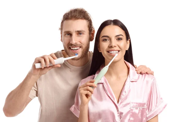 Młoda Para Myjąca Zęby Białym Tle — Zdjęcie stockowe