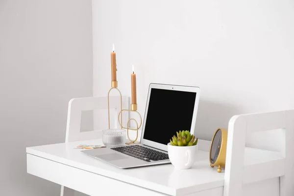 Modern Arbetsplats Med Laptop Och Ljusstake Nära Ljusvägg — Stockfoto