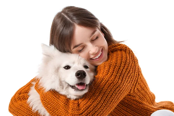 白い背景にかわいい犬を持つ美しい女性 — ストック写真