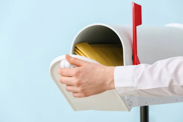 Frau Mit Briefkasten Auf Farbigem Hintergrund — Stockfoto