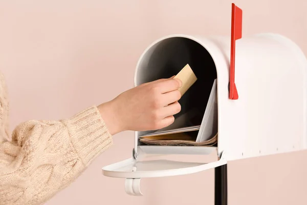 Frau Bekommt Brief Aus Briefkasten Auf Hellem Hintergrund — Stockfoto