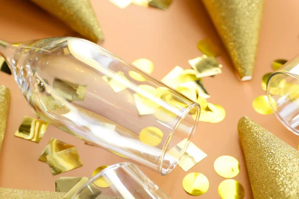 Bicchiere Champagne Con Coni Festa Coriandoli Sfondo Colorato Primo Piano — Foto Stock
