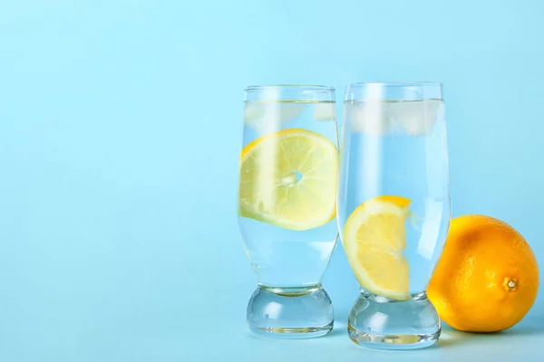 Окуляри Смачного Холодного Лимонаду Кольоровому Фоні — стокове фото