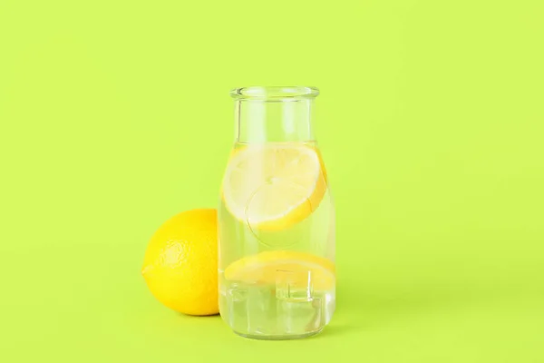 Butelka Smacznej Zimnej Lemoniady Tle Koloru — Zdjęcie stockowe
