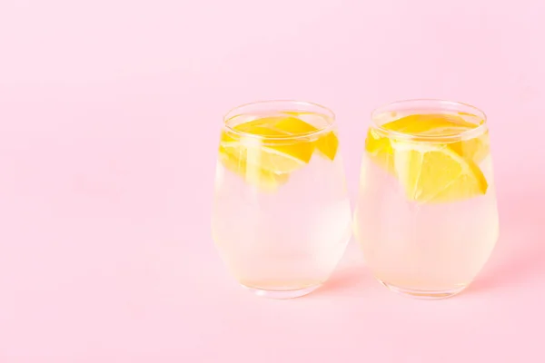 Окуляри Смачного Холодного Лимонаду Кольоровому Фоні — стокове фото