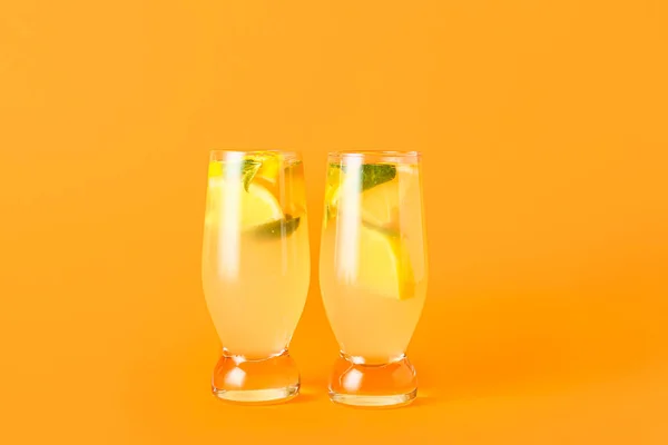 Gläser Mit Schmackhafter Kalter Limonade Mit Minze Auf Farbigem Hintergrund — Stockfoto