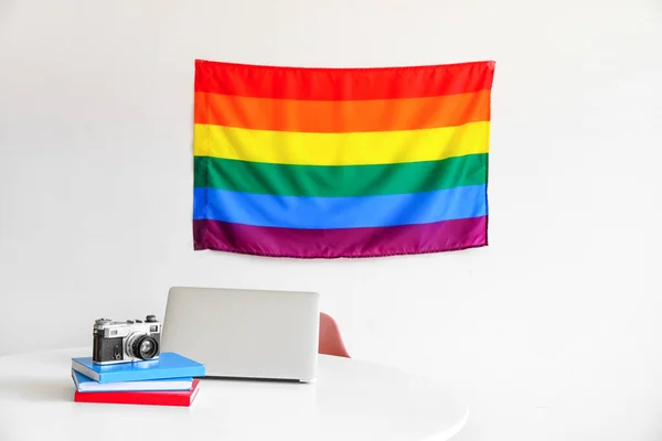 室内挂着男女同性恋 双性恋和变性者旗帜的现代工作场所 — 图库照片