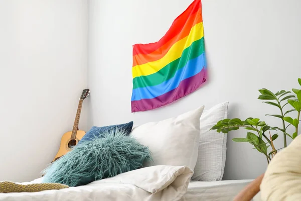 Flaga Lgbt Wisząca Ścianie Wnętrzu Sypialni — Zdjęcie stockowe