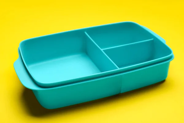 彩色背景的空荡荡的学校午餐盒 — 图库照片