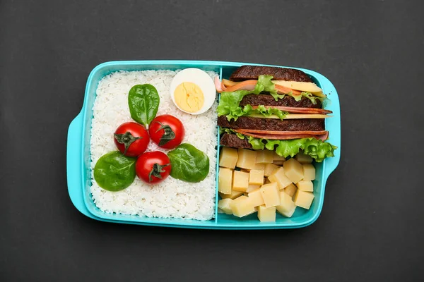 Lancheira Com Comida Saborosa Fundo Escuro — Fotografia de Stock