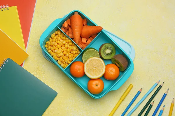 Lunchbox Mit Leckerem Essen Und Schreibwaren Auf Farbigem Hintergrund — Stockfoto