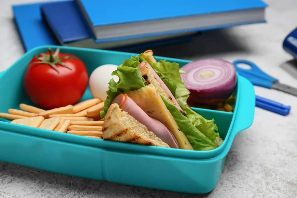 Lunchbox Smacznym Jedzeniem Artykułami Piśmiennymi Jasnym Tle — Zdjęcie stockowe