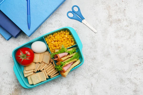 Lunchbox Mit Leckerem Essen Und Schreibwaren Auf Hellem Hintergrund — Stockfoto