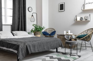 Modern şık yatak odasının içi.