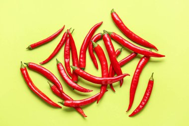 Arka planda sıcak kırmızı biber