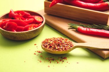 Renkli kırmızı biberli kaşık