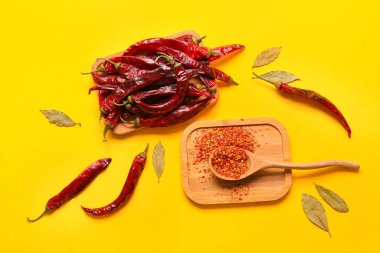 Renk arkaplanında acı biberli kompozisyon