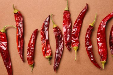 Renkli arkaplanda kuru kırmızı biber