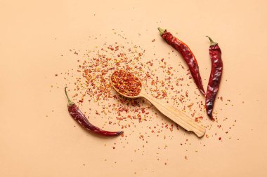 Renk arkaplanında acı biberli kompozisyon