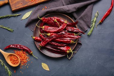 Koyu arkaplanda acı biberli kompozisyon