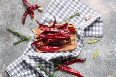 Gri arkaplanda acı biberli kompozisyon