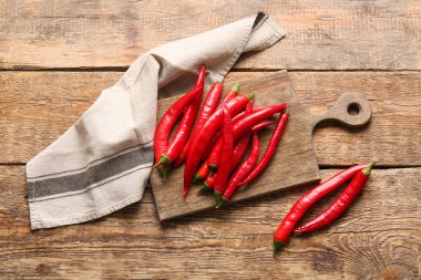 Ahşap arka planda acı biberli kompozisyon