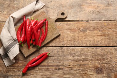 Ahşap arka planda acı biberli kompozisyon