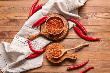 Ahşap arka planda acı biberli kompozisyon