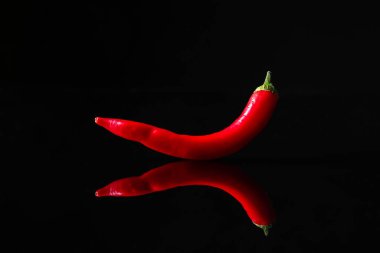 Koyu arkaplanda acı kırmızı biber