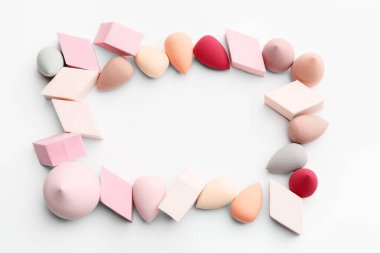 Beyaz arkaplanda makyaj süngerlerinden yapılmış çerçeve