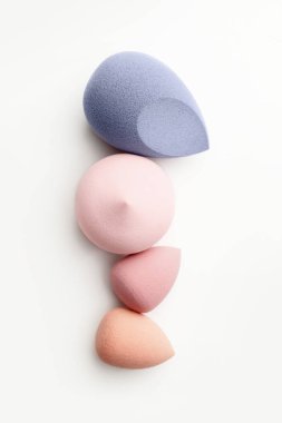 Beyaz arkaplanda makyaj süngeri