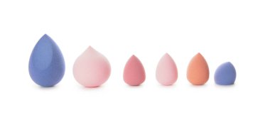 Beyaz arkaplanda makyaj süngeri