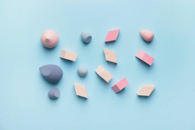 Renk arkaplanındaki makyaj süngerleri