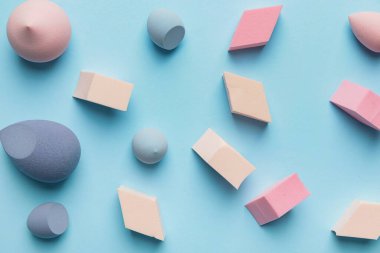 Renk arkaplanındaki makyaj süngerleri