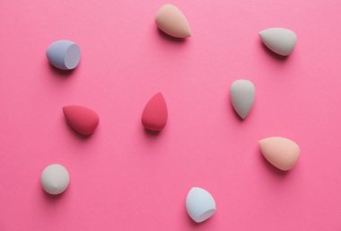 Renk arkaplanındaki makyaj süngerleri