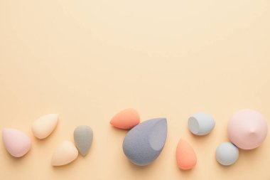 Renk arkaplanındaki makyaj süngerleri