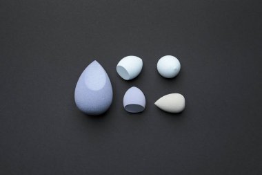 Koyu arkaplanda makyaj süngeri