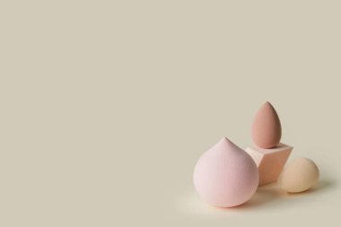 Açık arkaplanda makyaj süngeri