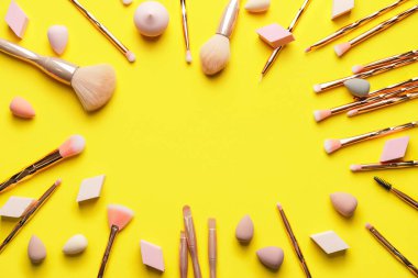 Renkli arka planda fırçalı makyaj süngerlerinden yapılmış çerçeve