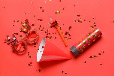 Renk arkaplanında konfeti olan parti seti