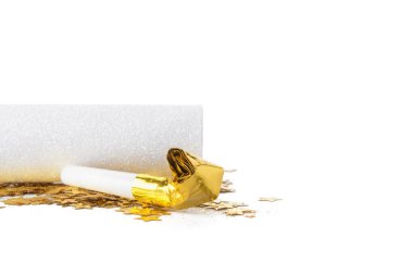 Beyaz arka planda parti meraklısı ve konfeti