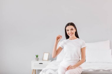 Evde hap alan güzel bir genç kadın.