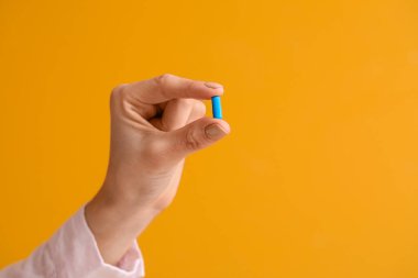 Renkli arka plan haplı genç kadın, yakın plan.