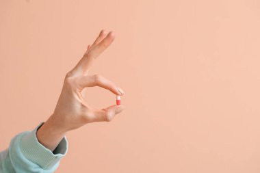 Haplı kadın renk arkaplanında iyi görünüyor