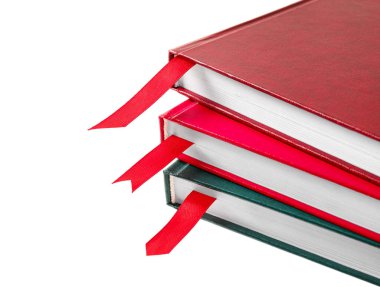 Beyaz arkaplanda yer imleri olan kitaplar