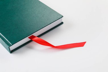 Beyaz arkaplanda yer imi olan kitap