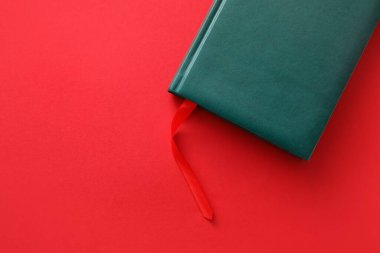 Renk arkaplanı üzerinde yer imi olan kitap